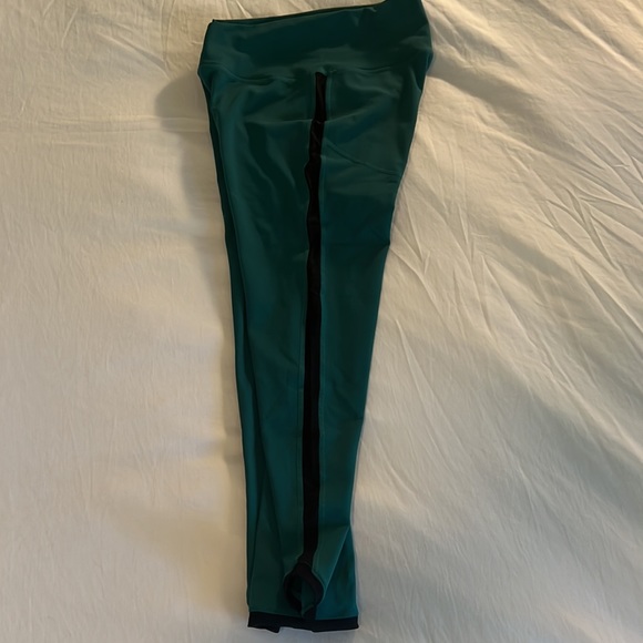 Born Primitive v-cut waistband leggings. Squat proof! - Picture 7 of 7